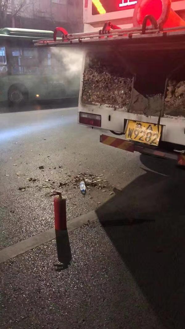 「HELLO，小康！」跨年夜郑州一环卫车辆起火，公交车长秒变消防员-1.jpg