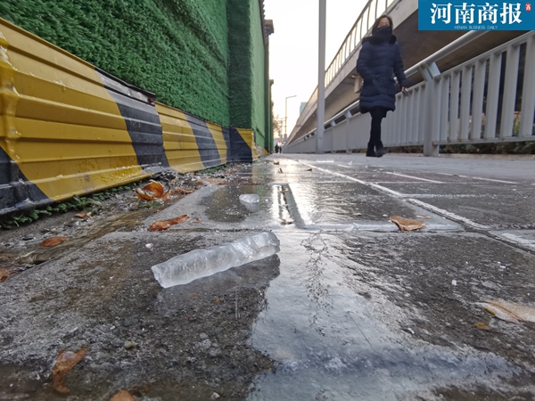 “冰”临城下！郑州街边围墙悬挂冰凌，足足有半米长-2.jpg