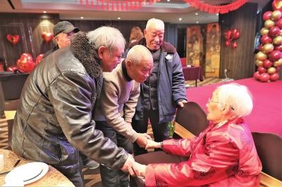 郑州“女先生”教书育人近六十载！百岁庆典上，81岁学生赶来祝寿-1.jpg