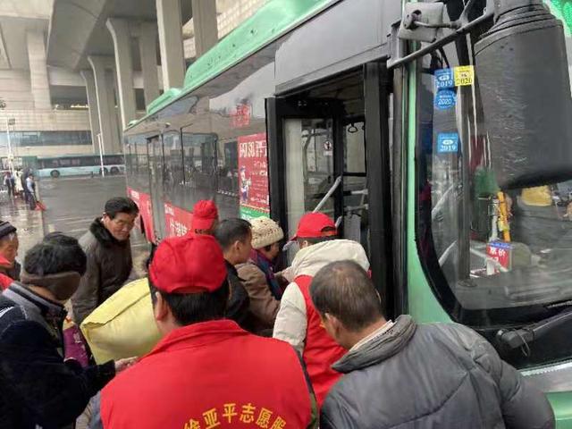 郑州公交四公司多举措保障郑州高铁东站乘客回家-1.jpg
