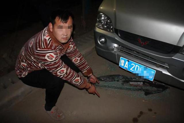 郑州80余辆车玻璃被砸，被抓时犯罪嫌疑人还在熟睡-2.jpg