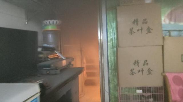 惊险！信阳一商店突发火灾，消防员抱着喷火煤气罐往外冲-2.jpg
