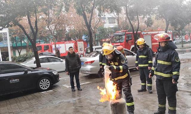 惊险！信阳一商店突发火灾，消防员抱着喷火煤气罐往外冲-1.jpg