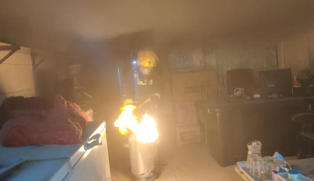 惊险！信阳一商店突发火灾，消防员抱着喷火煤气罐往外冲-3.jpg