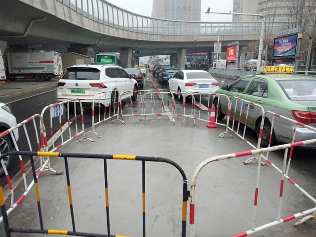 郑州经三路巨型线塔被挪走丨追踪：水泥基座被拆除 路面已硬化完毕-2.jpg