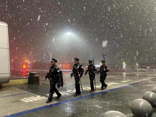 以雪为令 坚守岗位 郑铁警方多措并举全力做好雨雪天气下秩序维护工作-7.jpg
