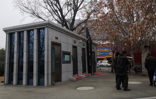 郑州这个智能公厕很高级 免费WIFI随便用-1.jpg