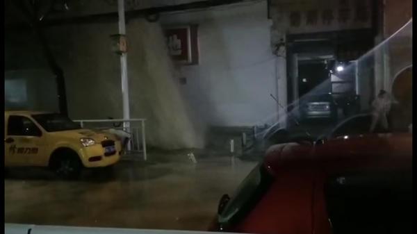 郑州街头热力管道夜间爆裂 十几米高的水柱直冲居民楼上-1.jpg