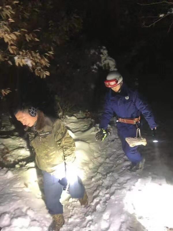 游客迷路被困山上，巩义市应急部门雪夜营救-2.jpg