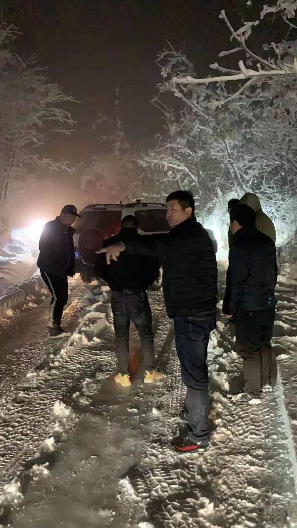 游客迷路被困山上，巩义市应急部门雪夜营救-4.jpg