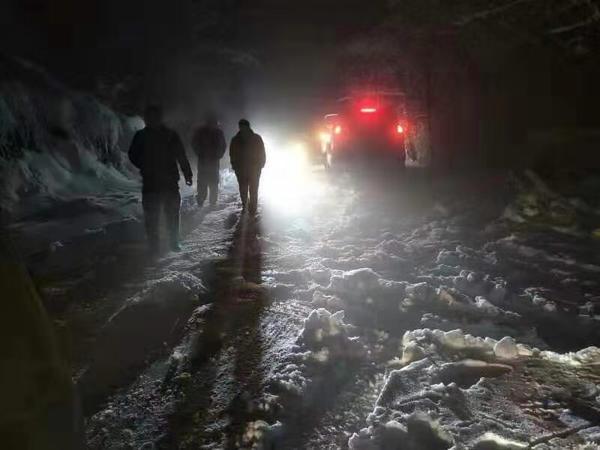 游客迷路被困山上，巩义市应急部门雪夜营救-1.jpg