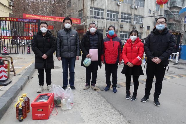 郑州“逆行”夫妻追踪：公司为10岁儿子请了辅导老师，给家人送去米面油-1.jpg