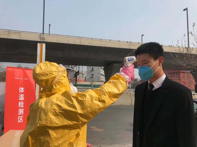 郑州设多个公益防疫消毒点，免费为网约车、出租车消毒-2.jpg